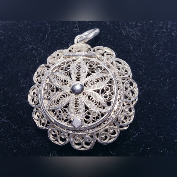 Vintage Sterling Silver Floral Filigree Locket Charm Pendant - Picture 4 of 6
